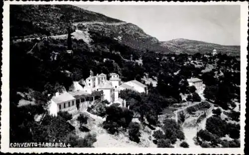 Ak Setubal Portugal, Kloster Arrabida, Landschaft, Bäume, Hügel, historisches Gebäude