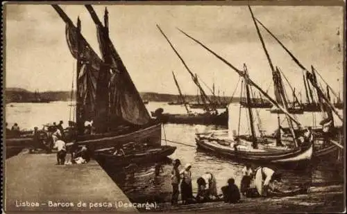 Ak Lisboa Lissabon Portugal, Fischerboote in  Hafenansicht, Menschen beim Fischen