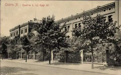 Ak Kostrzyn nad Odrą Cüstrin Küstrin Ostbrandenburg, Kaserne des Infanterieregiments 48, Bäume...