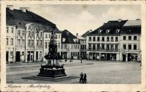 Ak Kostrzyn nad Odrą Cüstrin Küstrin Ostbrandenburg, Marktplatz, Brunnen, alte Gebäude, zwei R...