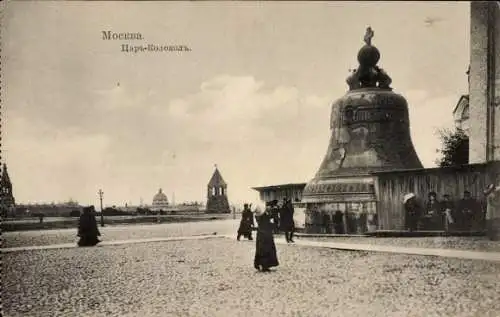 Ak Moskau Russland,  Zarenglocke, historische Architektur, Menschen in traditioneller Kleidung