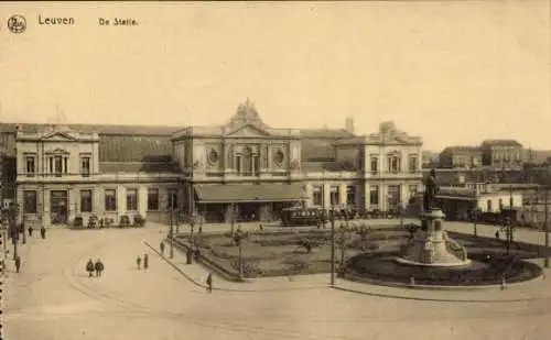 Ak Louvain Leuven Flämisch Brabant, Bahnhof, Statue, Straßenszene, historische Architektur
