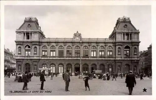 Ak Bruxelles Brüssel, Gare du Nord, historische Architektur, Menschenmenge, Schwarz-Weiß-Foto