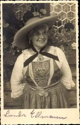 Foto Ak Scharnitz in Tirol, Jodlerin Landa Ellmann, Portrait in Tracht