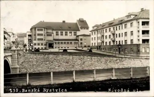 Ak Banská Bystrica Besztercebánya Neusohl Slowakei, Blick auf die Národná Straße, Architektur ...