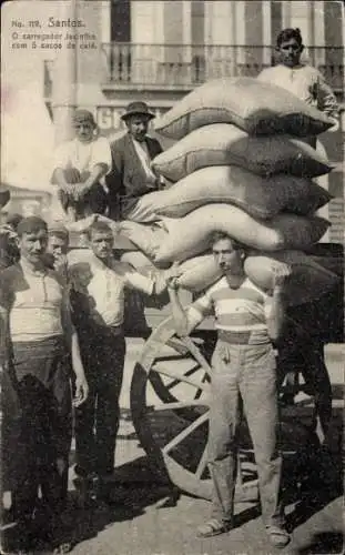 Ak Santos Brasilien, Jacintho Lastenträger mit 5 Säcken Kaffee