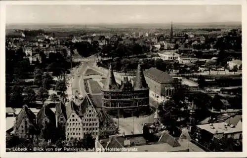 Ak Lübeck in Schleswig Holstein, Blick von der Petrikirche auf das Holstentor, Platz