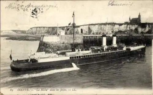 CPA Dieppe Seine Maritime, La Malle dans les Jetées