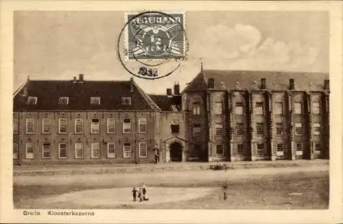 Ak Breda Nordbrabant Niederlande, Klosterkazerne in  zwei Jungen spielen auf dem Exerzierplatz.