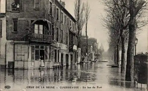 Ak Courbevoie Hauts de Seine, Crue de la Seine, En bas du Pont