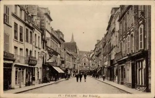 Ak Falaise Calvados, Rue Trinité, Lacour, Geschäfte, Passanten