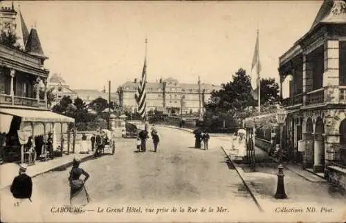 Ak Cabourg Calvados, le Grand Hotel, vue prise du la Rue de la Mer