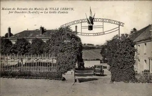 Ak Dourdan Essonne, Maison de Retraite des Mutiles de Ville Lebrun, Grille d'entree