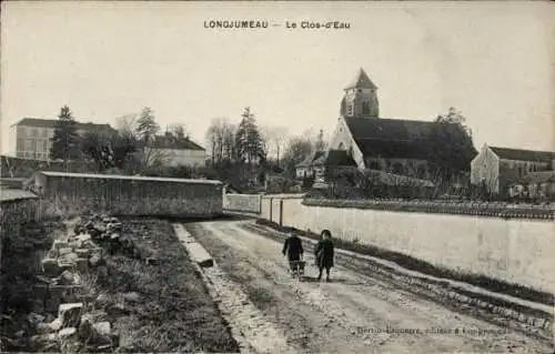 Ak Longjumeau Essonne, Schwarz-weiß Foto einer Straße in Longjumeau mit zwei Kindern, die eine...