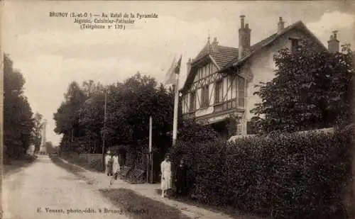 Ak Brunoy Essonne,  Straßenansicht mit Haus, davor drei Personen