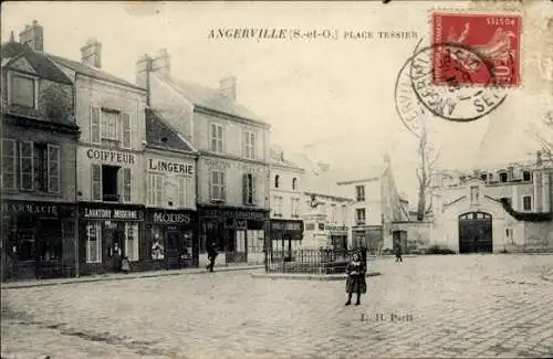 CPA Angerville Essonne, Place Tessier, Lingerie