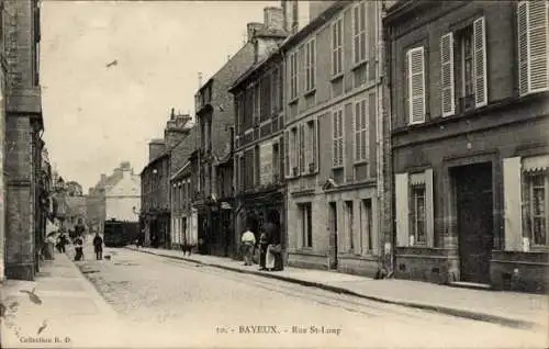 Ak Bayeux Calvados, Straßenszene mit Passanten in Bayeux in der Rue St-Loup