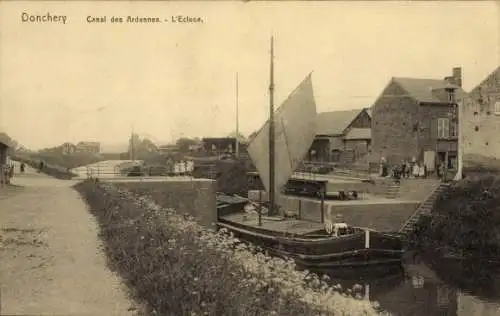 Ak Donchery Ardennes,  Kanal des Ardennen, Schleuse, Schiff