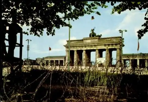 Ak Berlin Tiergarten, Brandenburger Tor mit Mauer und Stacheldraht