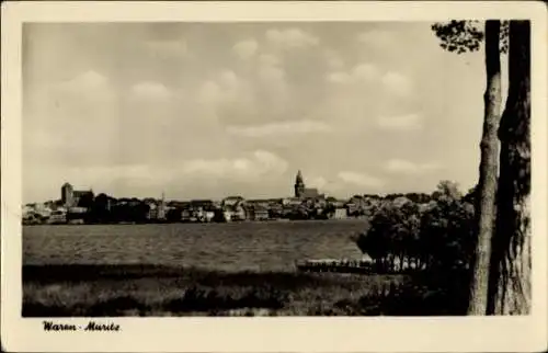 Ak Waren an der Müritz, Schwarzweißbild eines Sees, Stadtansicht mit Kirchturm, Bäume im Vorde...