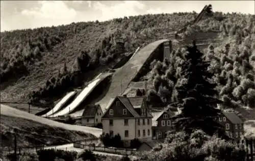 Ak Lauscha in Thüringen , Drei-Schanzen-Anlage, Skisprungschanzen, bewaldete Hügel, historisch...