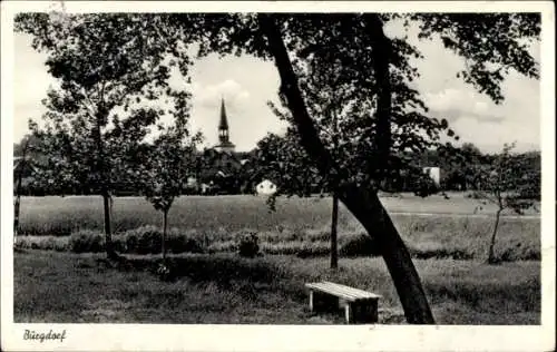 Ak Burgdorf in der Region Hannover, Schönes Landschaftsbild, Kirche sichtbar, Bäume, Bank im V...