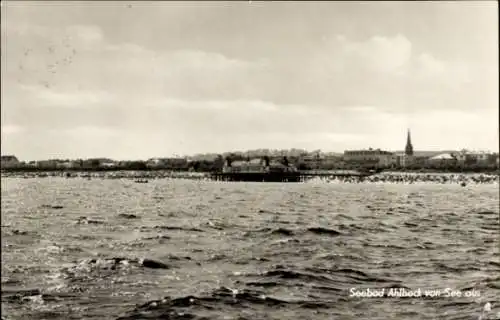 Ak Ostseebad Ahlbeck auf Usedom, Seebad  Blick vom Wasser, Strand, Kirche im Hintergrund