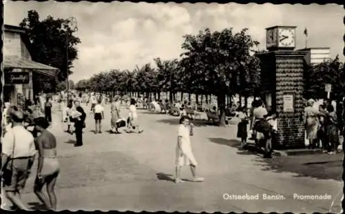 Ak Ostseebad Bansin auf Usedom, Ostseebad  Promenade, viele Menschen, historische Uhr