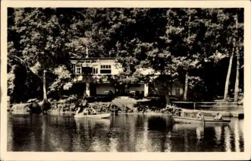 Ak Schleusingen in Thüringen, Haus am See, Bäume, Boot, Wasser, Menschen im Boot