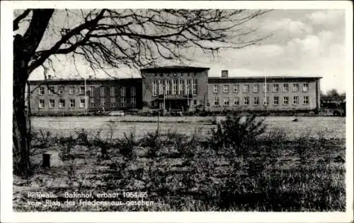 Ak Pritzwalk in der Prignitz, Bahnhof  erbaut 1954/55, vom Platz des Friedens aus gesehen