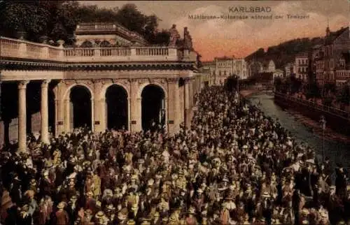 Ak Karlovy Vary Karlsbad Stadt,  Mühlbrunn Kolonnade zur Trinkzeit