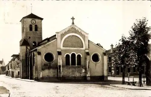 Ak Fresnes sur Marne, Kirche mit Uhrturm, Straßenansicht, ältere Architektur