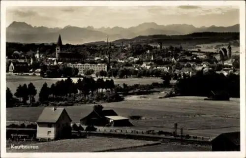 Ak Kaufbeuren an der Wertach in Schwaben, Stadtansicht mit Kirche, Bergen im Hintergrund, Häus...