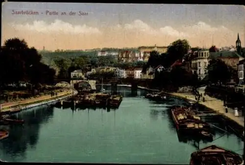 Ak Saarbrücken im Saarland,  an der Saar, Brücke, Lastkähne, Uferpromenade