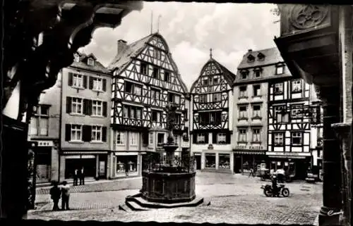 Ak Bernkastel Kues an der Mosel, St. Michaelsbrunnen, Fachwerkhäuser