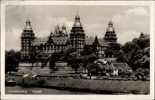 Ak Aschaffenburg in Unterfranken, Schloss  große Gebäude, Türme, Wasseransicht, Bäume