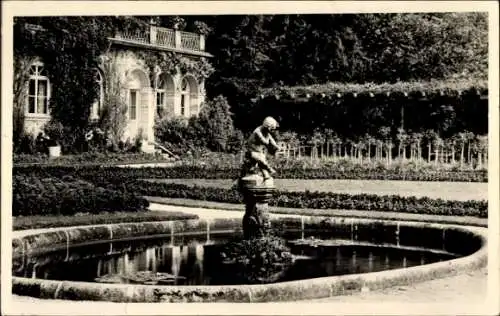 Ak Bad Brückenau im Sinntal Unterfranken, Brunnen mit Statue, Gartenpartie, klassizistische Ar...