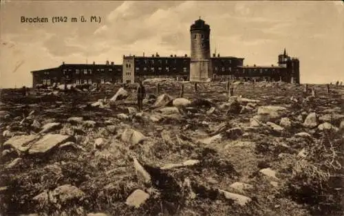 Ak Brocken im Harz,  1142 m ü. M., historisches Gebäude, felsige Landschaft, Horizont