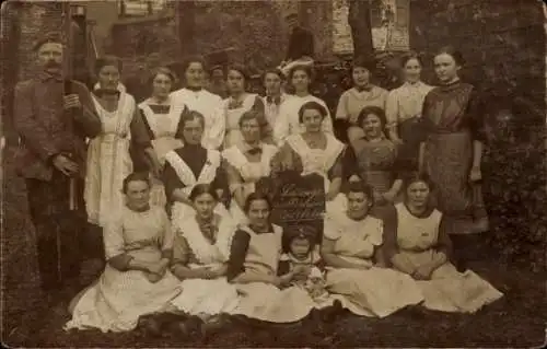 Ak Elberfeld Wuppertal, Gruppenfoto, 18 Frauen, 1 Mann, historische Kleidung, ländliche Atmosp...