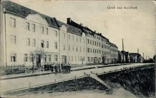 Ak Kohlfurt bei Görlitz Schlesien, Gebäudezeile, Straße, Menschenansammlung, Stadtansicht, Sch...