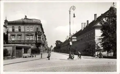 Ak Hradec Králové Königgrätz Stadt, historische Gebäude, Straßenansicht, Radfahrer, Straßenlat...