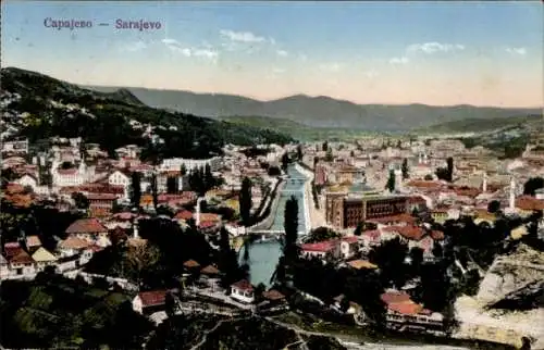 Ak Sarajevo Bosnien Herzegowina, Panoramablick über  Häuser und Grünflächen, Fluss in der Mitte