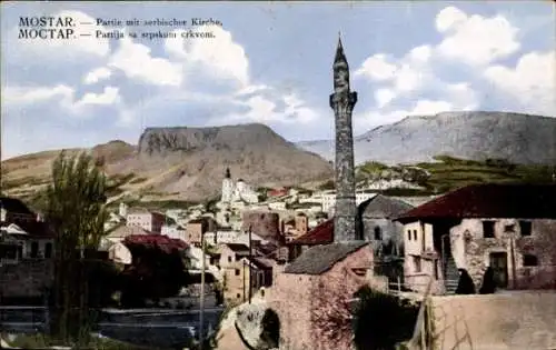 Ak Mostar Bosnien Herzegowina, Stadtansicht mit serbischer Kirche, Berge im Hintergrund, histo...