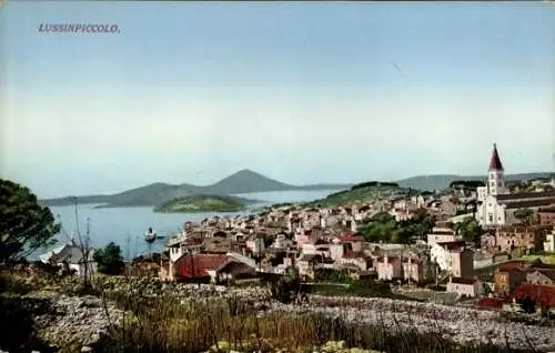 Ak Mali Lošinj Lussinpiccolo Kroatien, Blick auf die Küste, Häuserreihe, Kirchturm, sanfte Hüg...