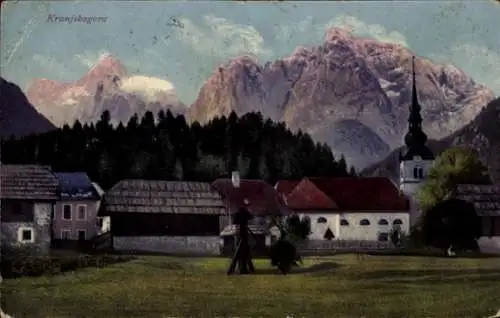 Ak Kranjska Gora Kronau Slowenien, Berglandschaft, Kirche, traditionelle Gebäude, verschneite ...