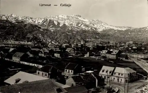 Ak Цетиње Cetinje Montenegro, Berglandschaft, Stadtansicht, historische Architektur, verschnei...