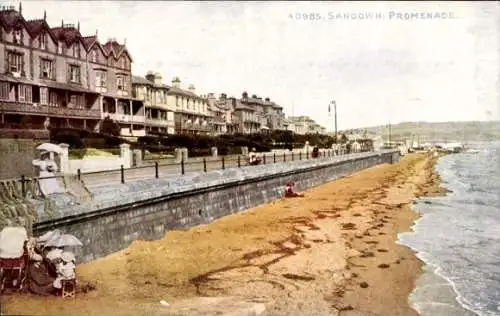 Ak Sandown Isle of Wight England, Strandpromenade, Häuserzeile, Menschen mit Sonnenschirmen, S...