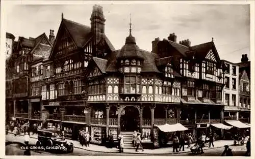 Ak Chester Cheshire England, The Cross,  alte Architektur, Menschen auf der Straße, Geschäfte