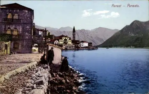 Ak Perast Perasto Montenegro, Anblick auf die Küste, Gebäude, Berge, Wasser, Personen