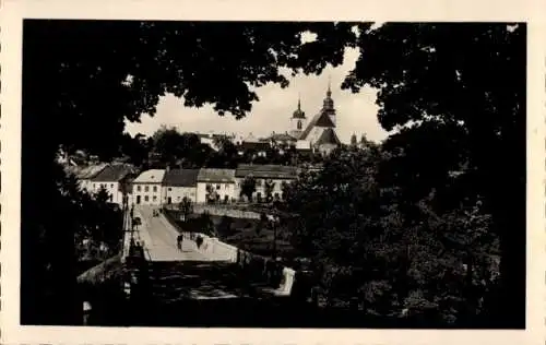 Ak Jihlava Iglau Region Hochland, Brücke, Stadtansicht, Bäume, Monument, alte Architektur